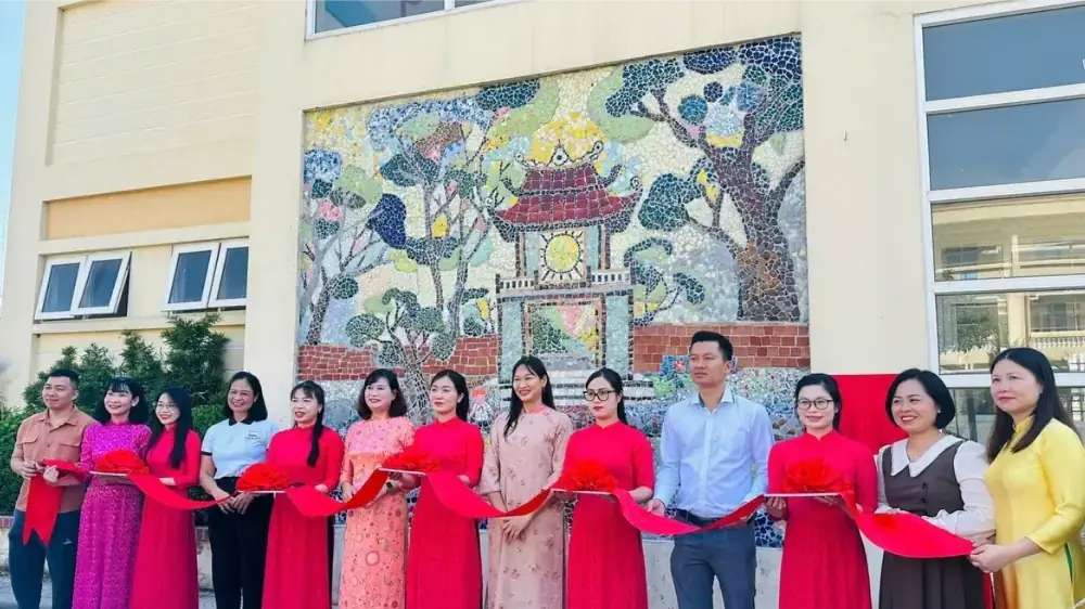 Giáo dục sản xuất tái chế từ ghế nhà trường